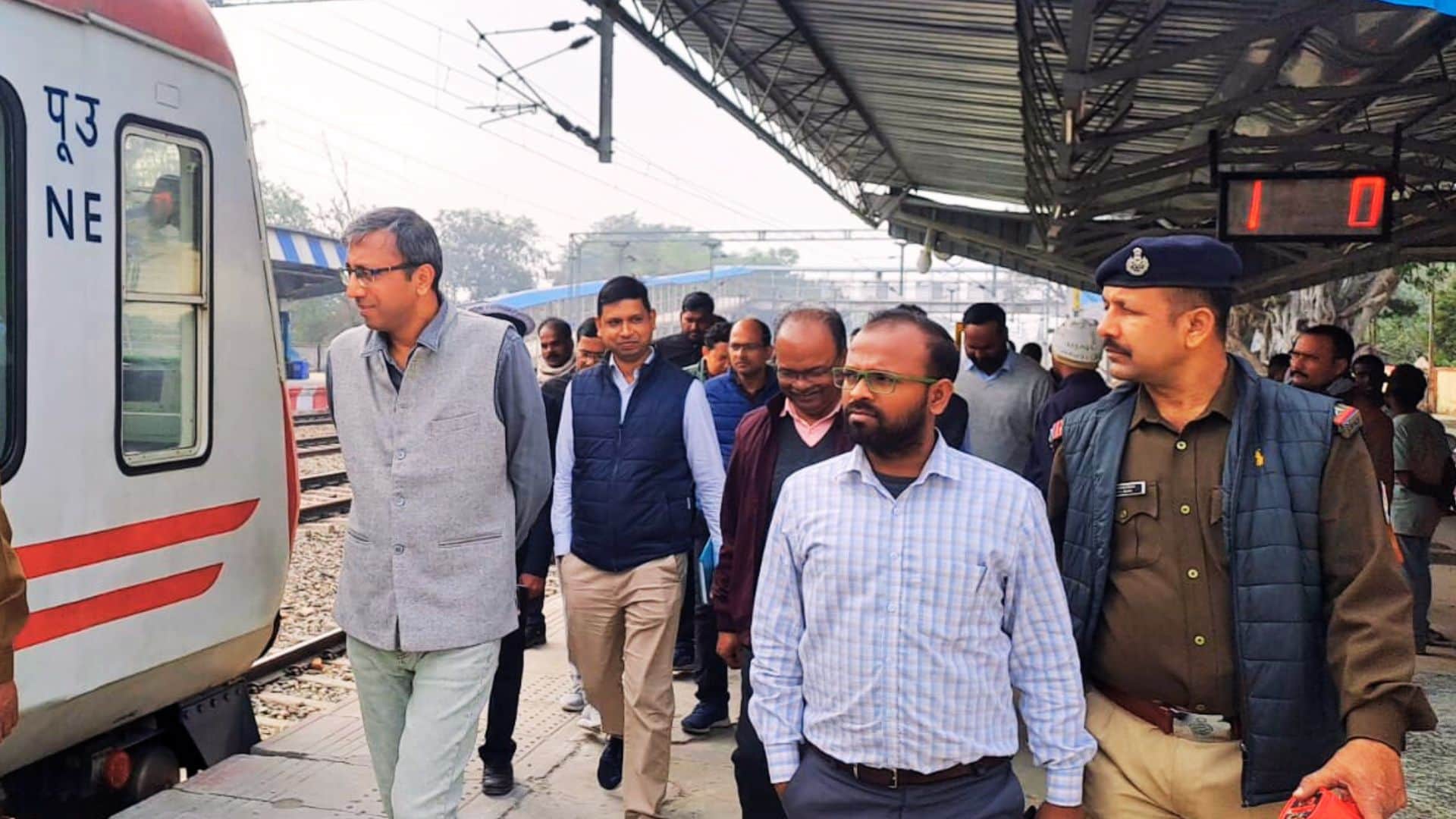 ट्रैक से 71 क्लिप निकाले जाने की सूचना पाकर माैके पर पहुंचे अधिकारी।