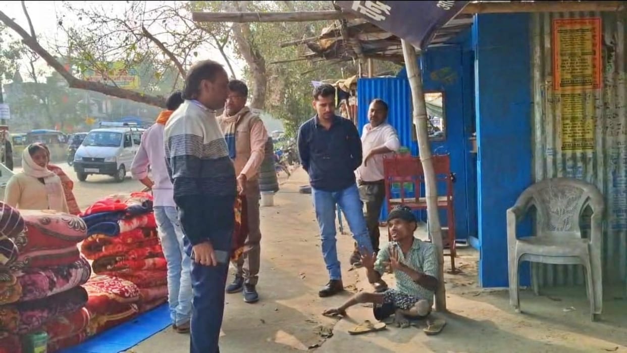 Sasaram: Seeing disabled person crawling on road officials took him in car immediately issued him certificate