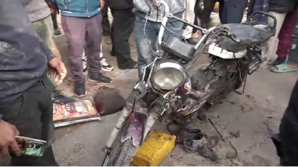 धमाके से क्षतिग्रस्त हुआ वाहन।