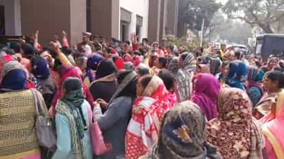 Anganwadi workers given status of state government employees memorandum  submitted to DM in Mau