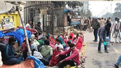 Mau News: Gond community stages protest at Tehsil gate barricades erected on Azamgarh Road
