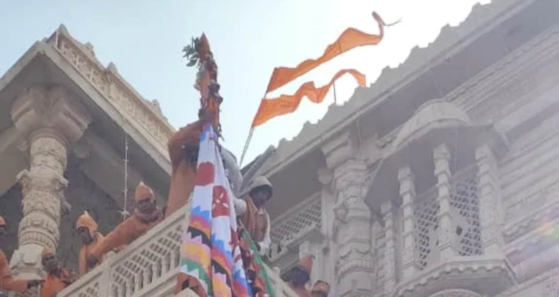 ध्वजारोहण के साथ शुरू हुआ आदिवासियों का महाकुंभ