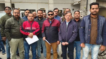 संभल में यूजीसी के दिशा निर्देशों का विरोध करते लोग