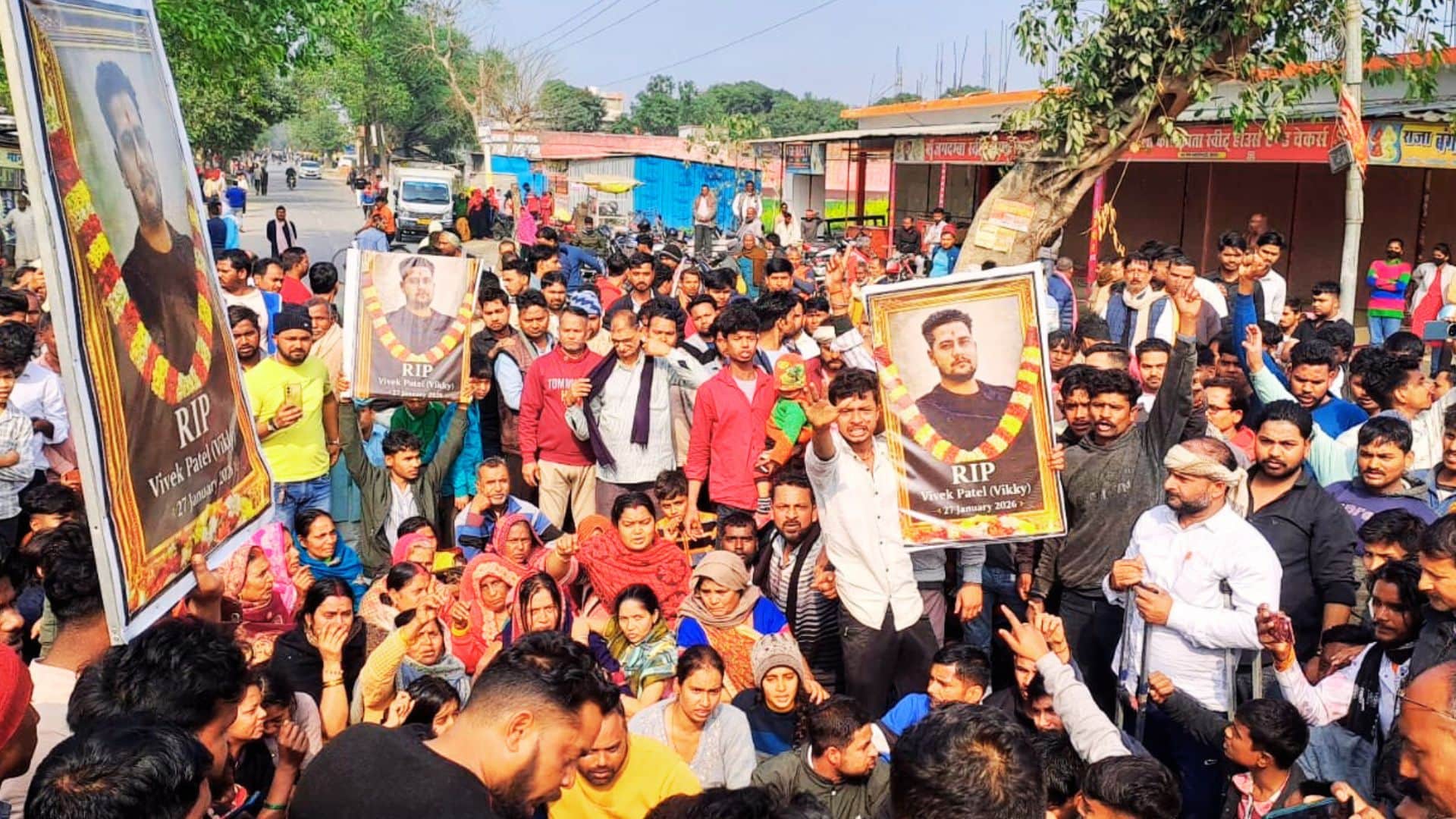 विक्की की तस्वीर लेकर पुलिस-प्रशासन के खिलाफ नारेबाजी की।