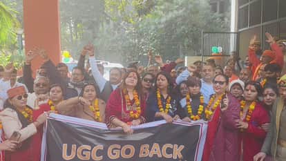 Narasimhanand protests against UGC Women from Mahila Morcha on streets