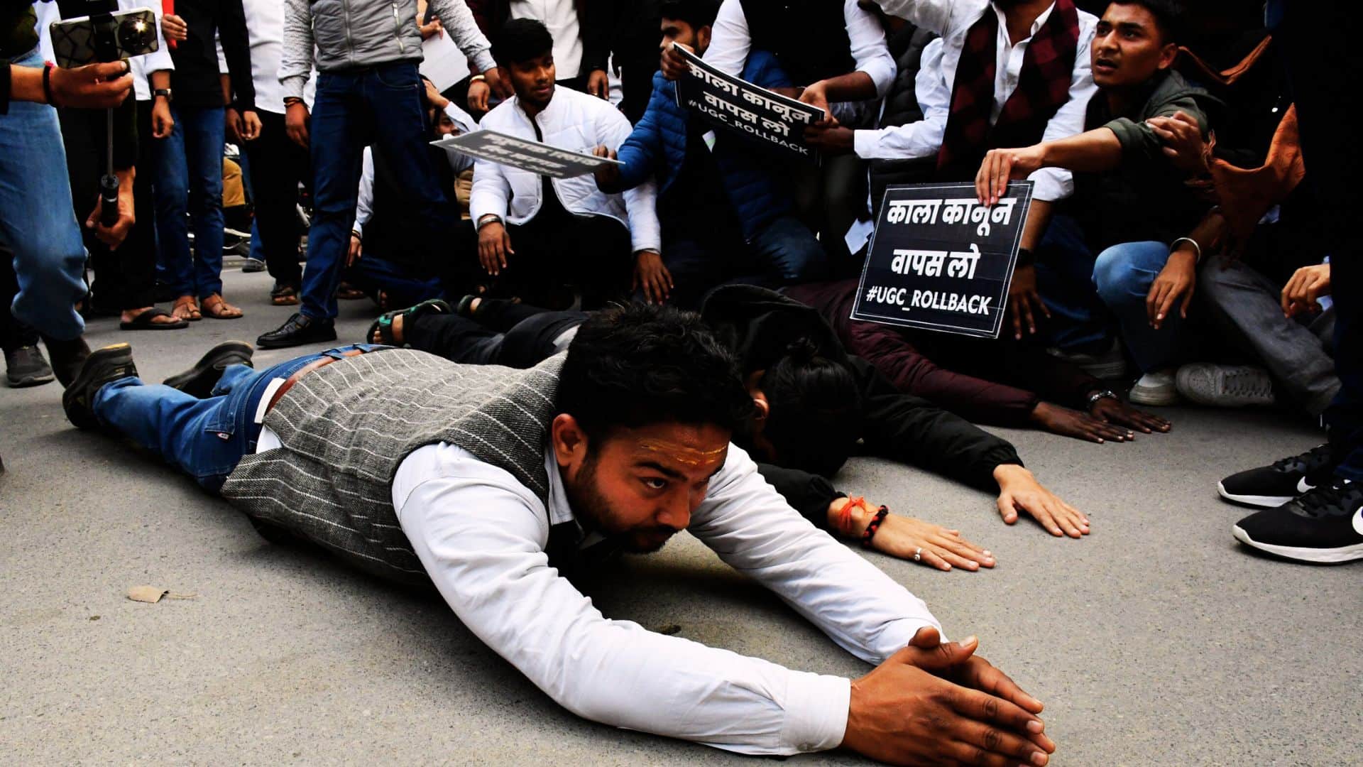 यूजीसी नियमावली को लेकर अपनी नाराजगी जताते छात्र।