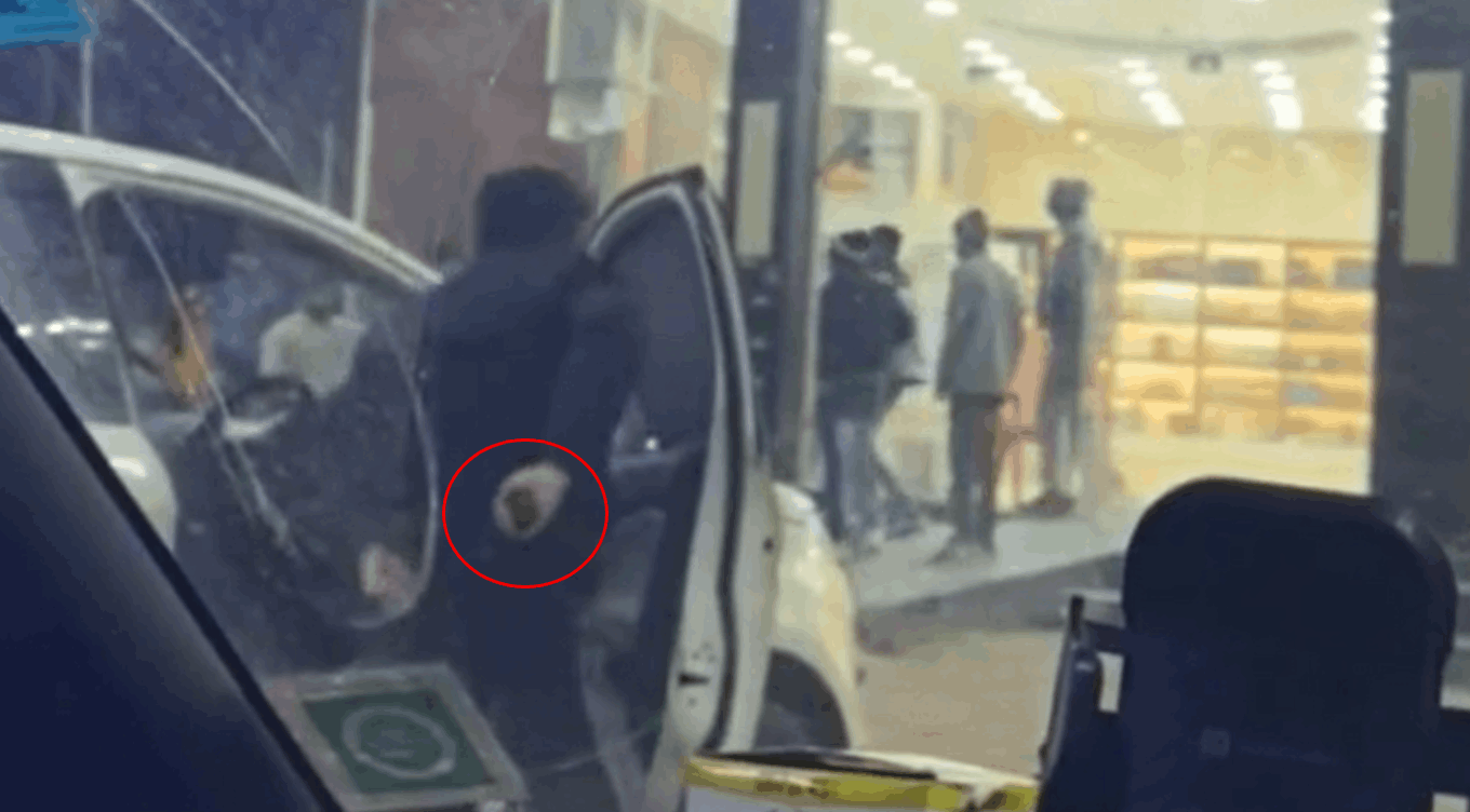 युवक ने निकाली पिस्टल