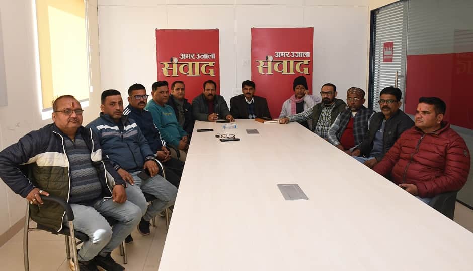 अमर उजाला कार्यालय में आयोजित संवाद कार्यक्रम में मौजूद आरटीओ अरविंद पांडे व डंपर स्वामी।