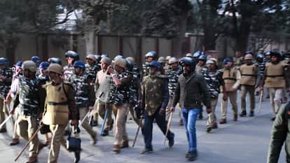 BHU Hostel Violence: Police Scan Over 100 Videos and CCTV Footages, Three Students Injured in Stone Pelting