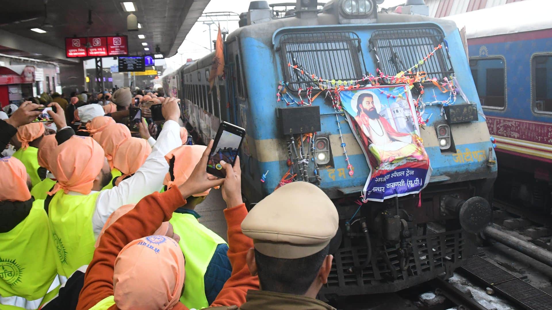 Ravidas Jayanti Sant Niranjan Das arrived at kashi Jai Gurudev-Tan Gurudev resonated Italy attended