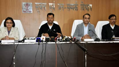 मंत्री लखेंद्र रौशन व वरिष्ठ अधिकारी।