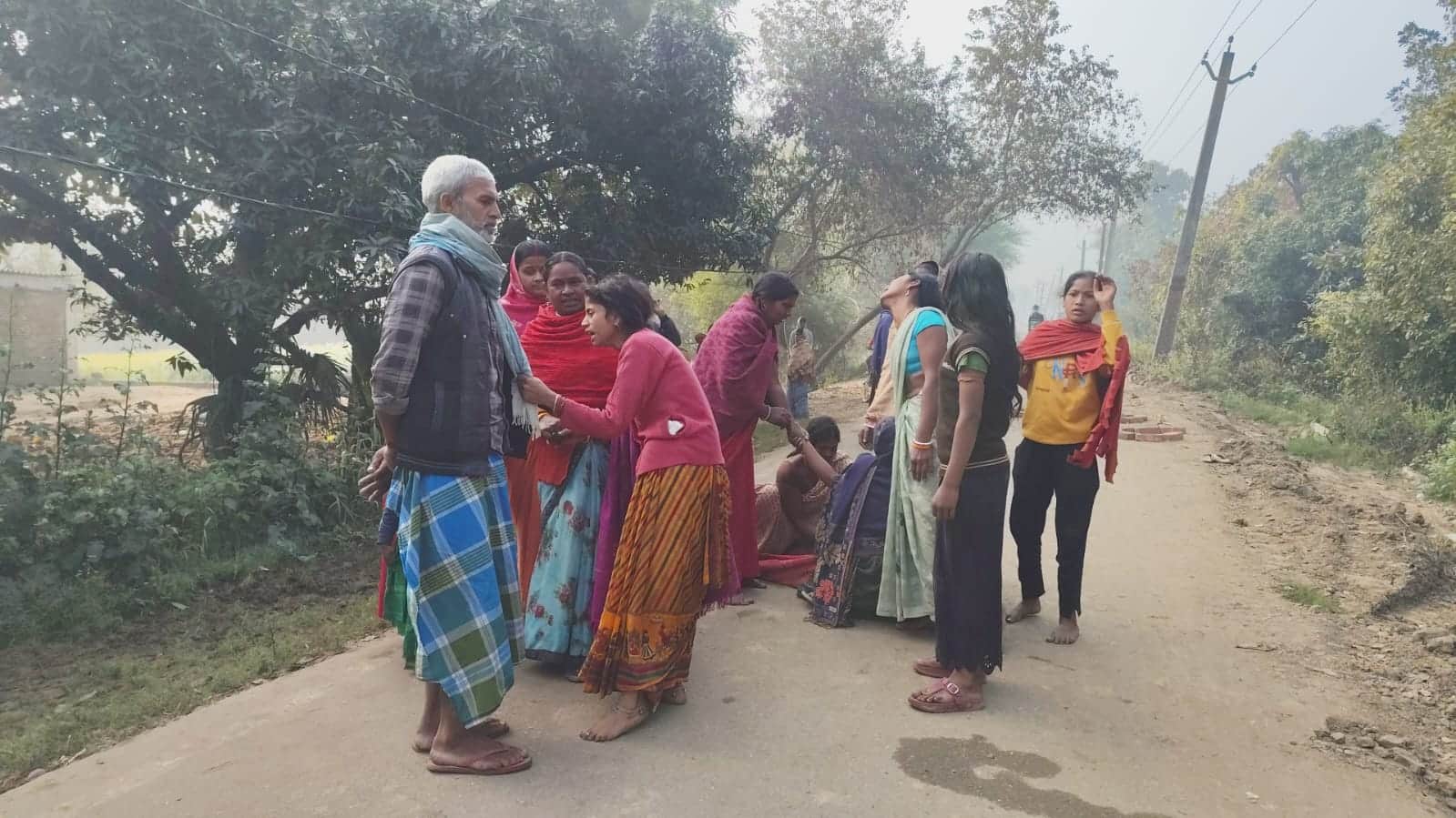 घटना के बाद रोते बिलखते परिजन।