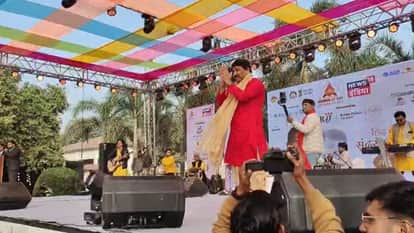 Bhojpuri singer and MP Manoj Tiwari performed at Banaras Literature Festival