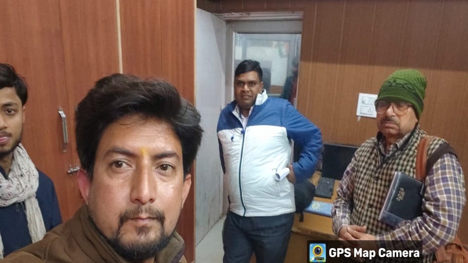 Employees held hostage at CMO office in Firozabad