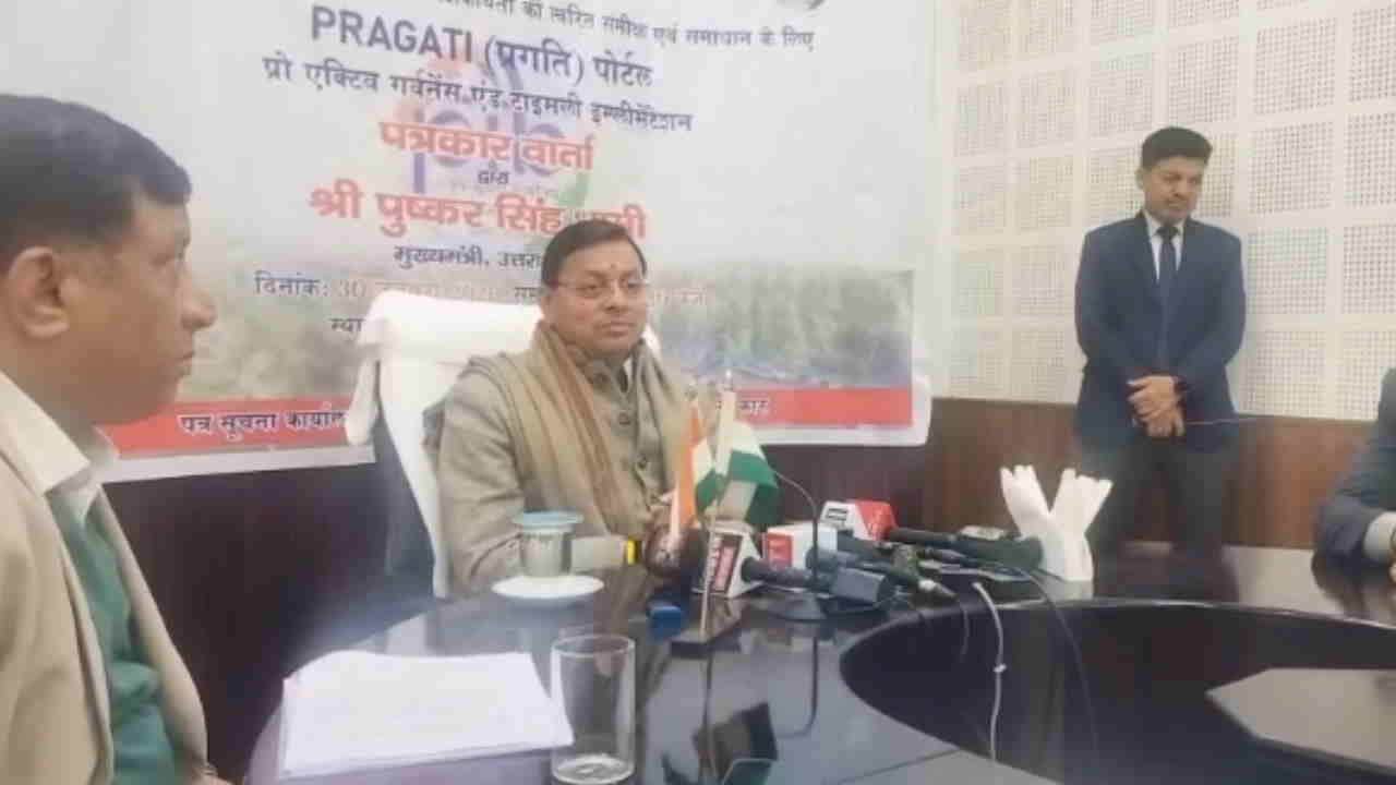 बैठक करते सीएम धामी