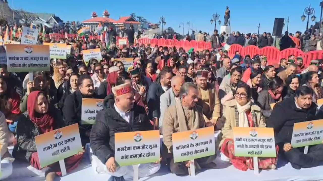 शिमला के रिज पर कांग्रेस ने दिया धरना।