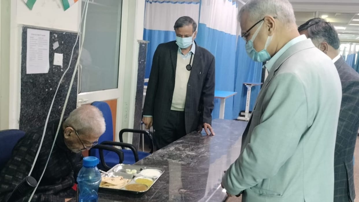 Vice-Chancellor and Mayor visited Dr. TK Lahiri to inquire about well-being discussions at BHU SSB