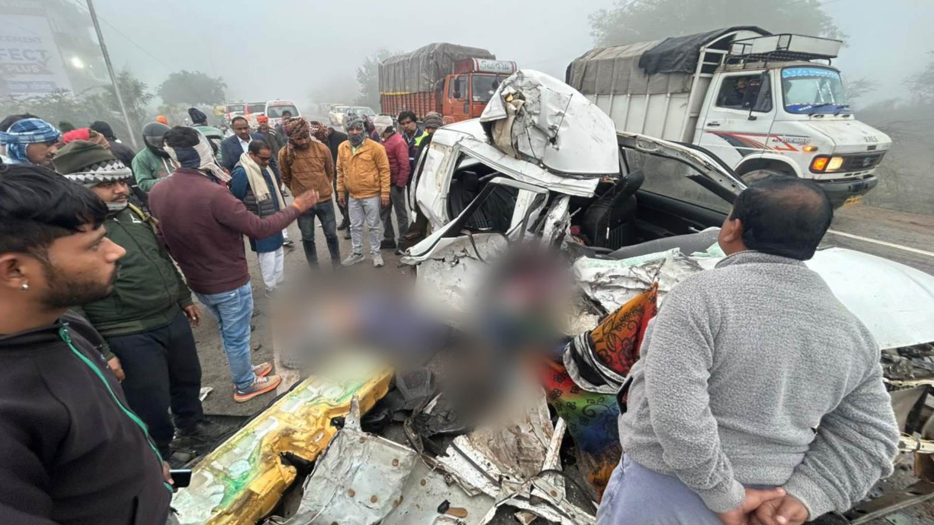हादसे के बाद मदद के लिए मौके पर पहुंचे लोग।