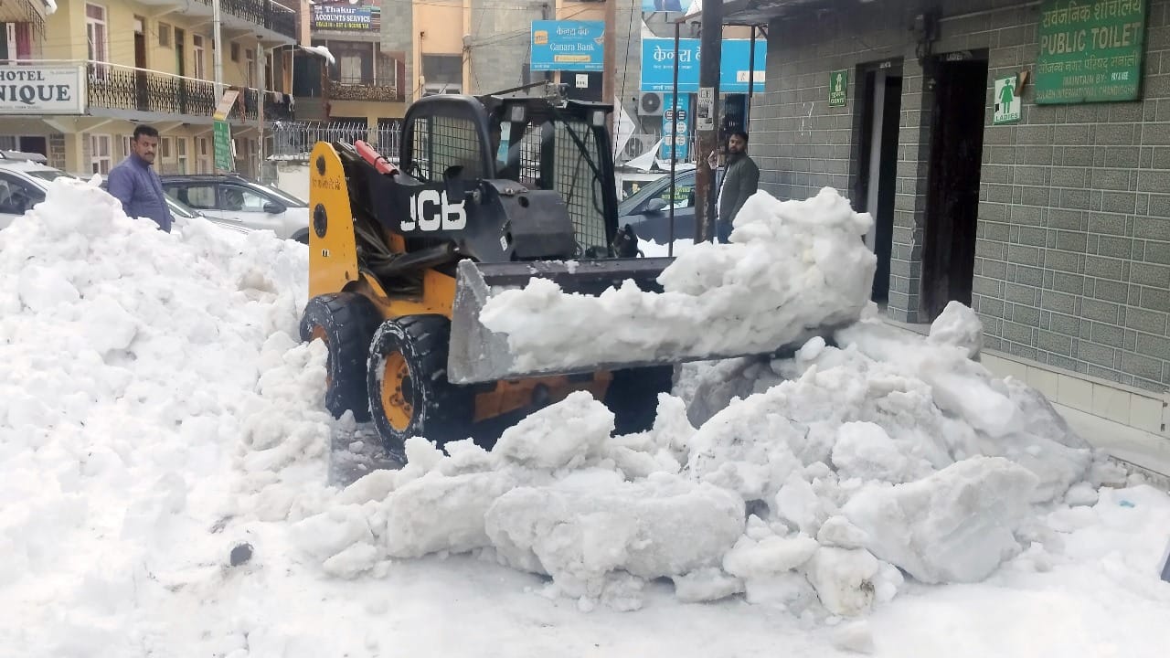 मनाली में बर्फ हटाता विभाग की जेसीबी ।