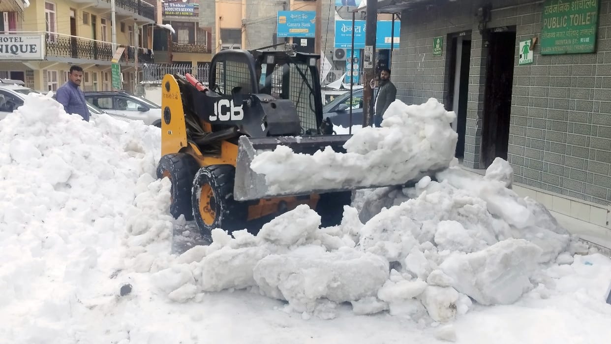 Himachal Weather: Snowfall disrupted hundreds of roads and power transformers; forecast of rain and snow
