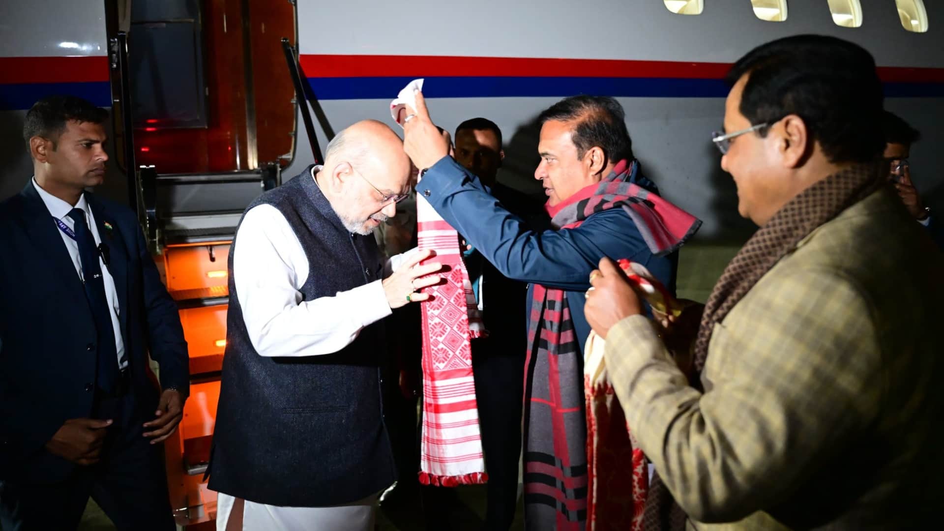 असम के मुख्यमंत्री हिमंत बिस्वा सरमा ने केंद्रीय गृह मंत्री अमित शाह का स्वागत किया
