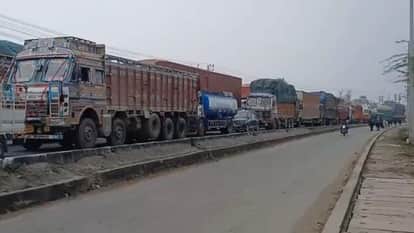 Jhansi: Vehicles stranded for hours due to flyover construction, no information on route diversion