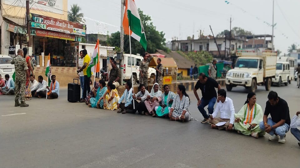 Congress holds protest and road blockade demanding restoration of the MNREGA scheme and extension of the paddy