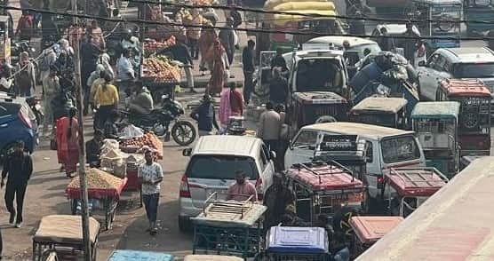 रामादेवी चौराहा के पास ई-रिक्शा के कारण लगता है जाम