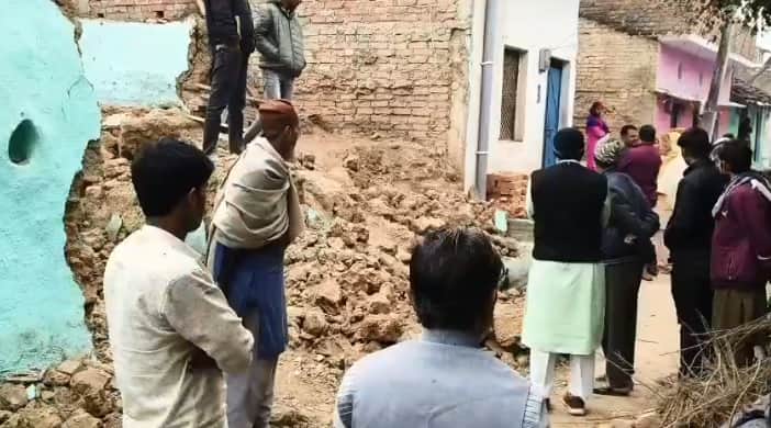 घटनास्थल पर लगी ग्रामीणों की भीड़