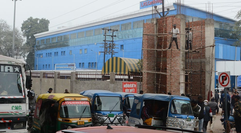 Kanpur Red signal of chaos in the green corridor auto rickshaws occupy the Cardiology gate