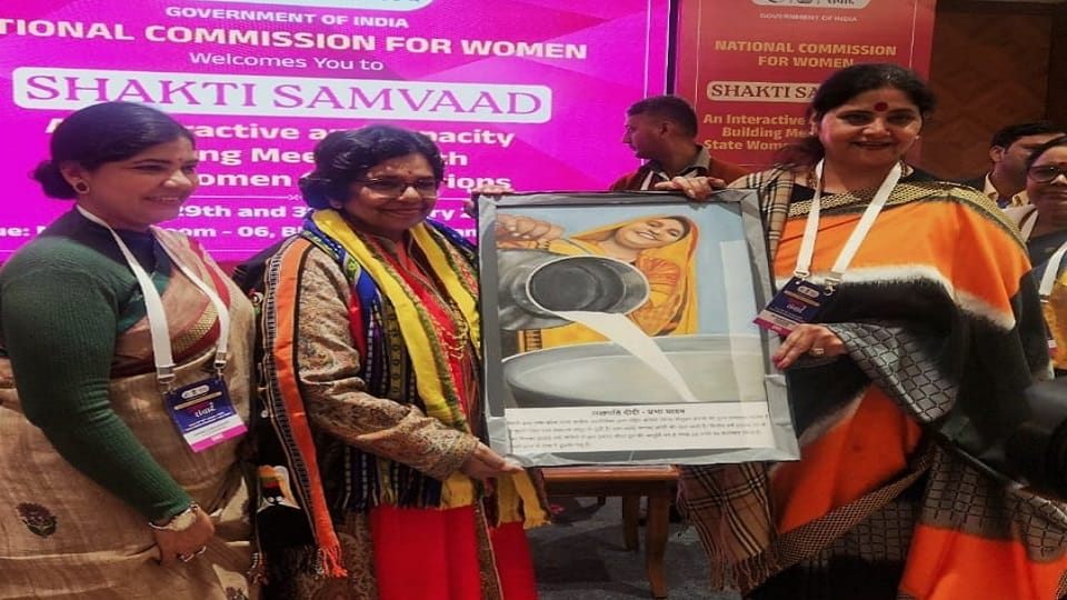 लखपति दीदी प्रभा यादव की पेंटिंग भेंट करतीं यूपी महिला आयोग अध्यक्ष बबीता चाैहान।