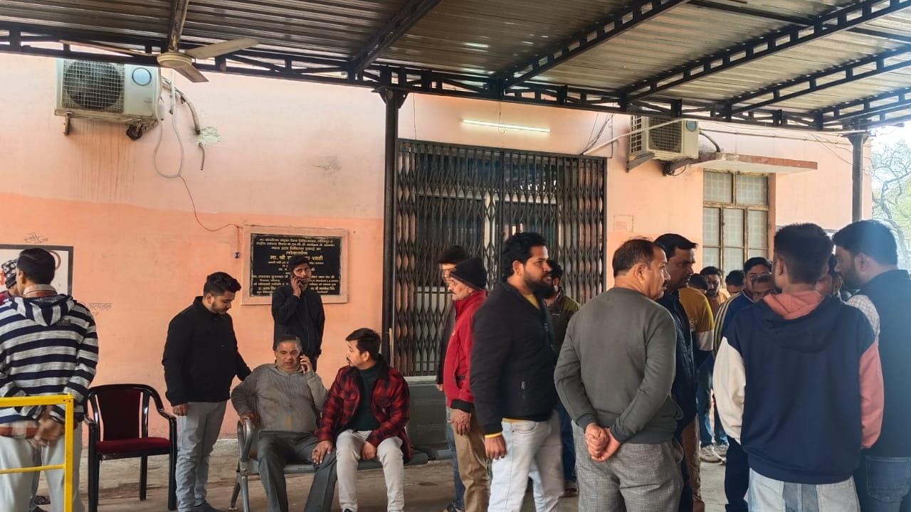 मेडिकल कॉलेज के बाहर खड़े परिजन और स्थानीय लोग