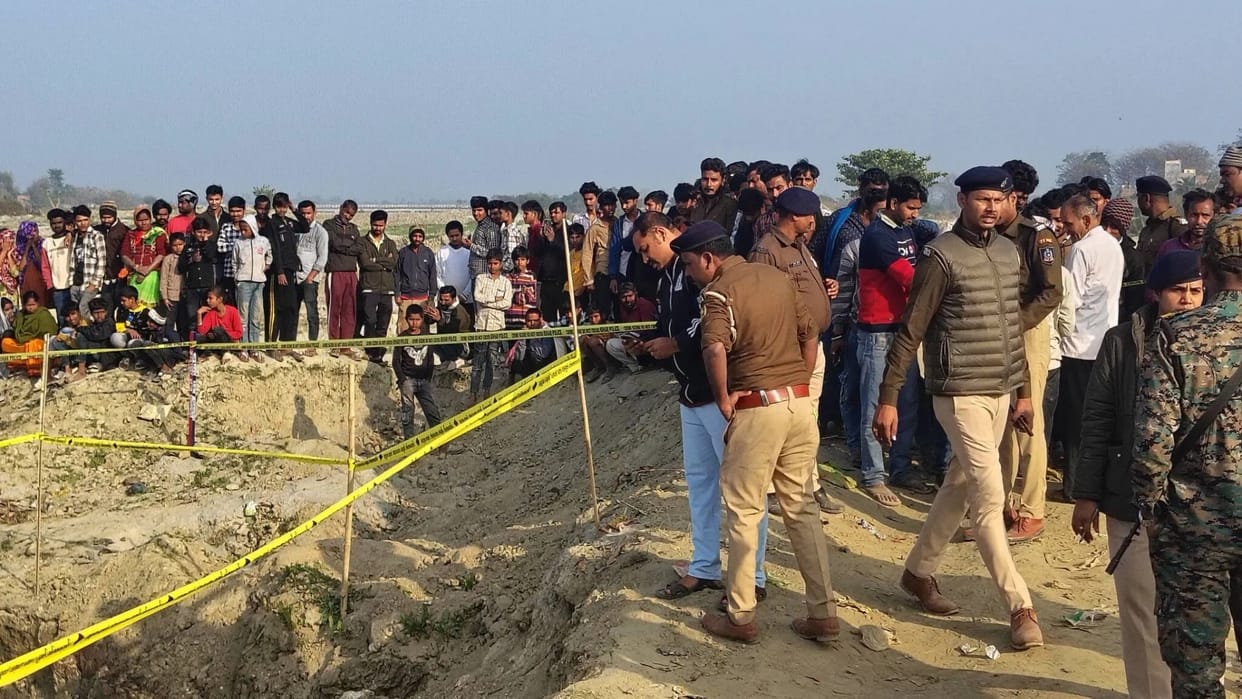 Muzaffarpur News: Woman's body found in a sack on banks of Budhi Gandak river, panic in area