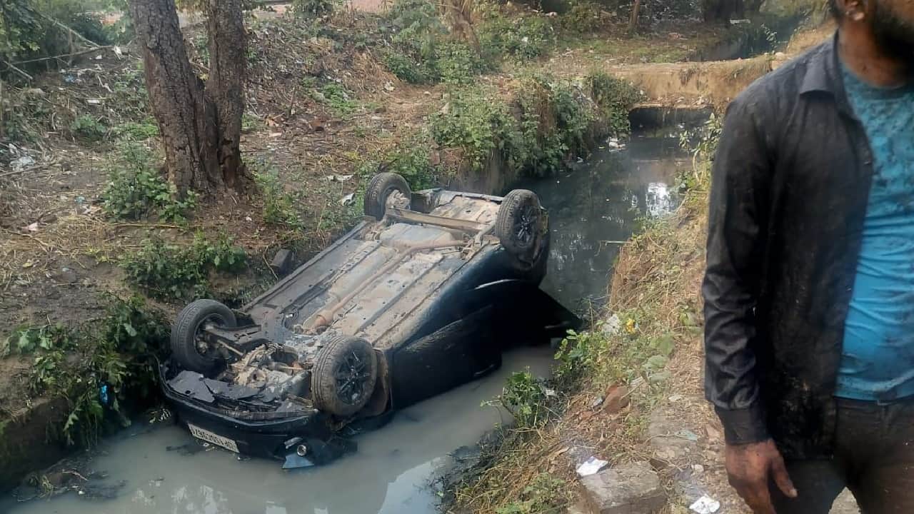 नाले में गिरी कार