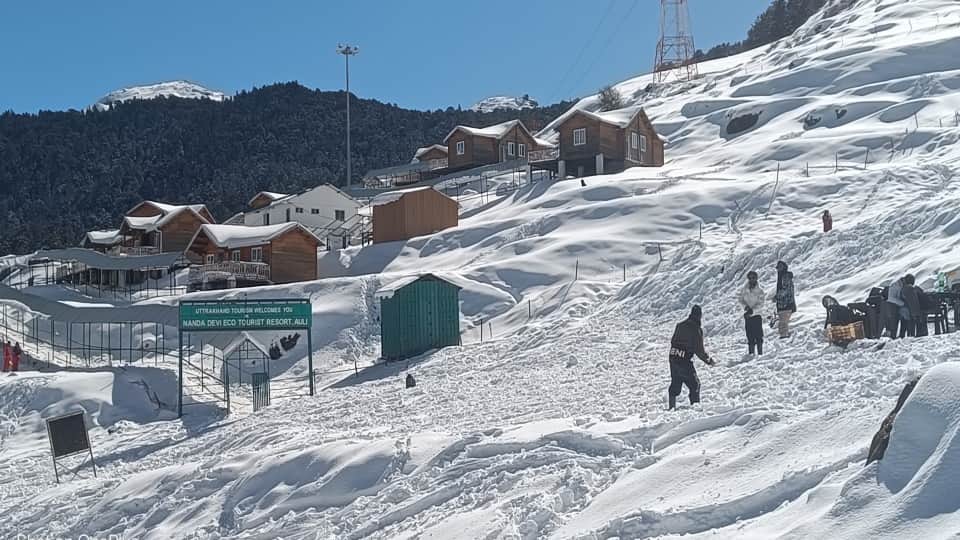 Uttarakhand Weather Auli Become More Beautiful after Snowfall shines like silver artificial lake has also froz
