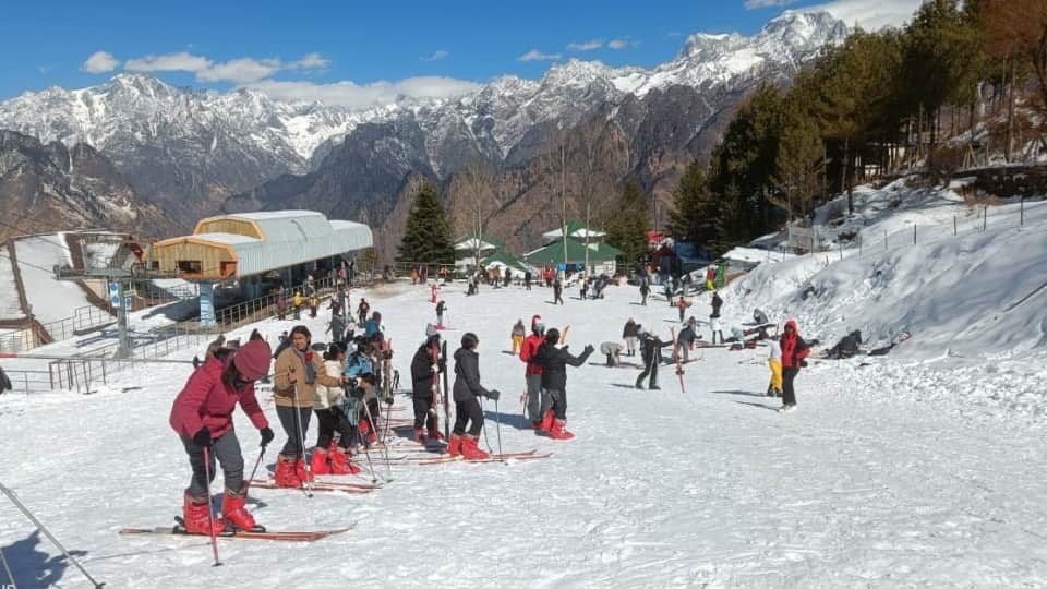 Uttarakhand Weather Auli Become More Beautiful after Snowfall shines like silver artificial lake has also froz