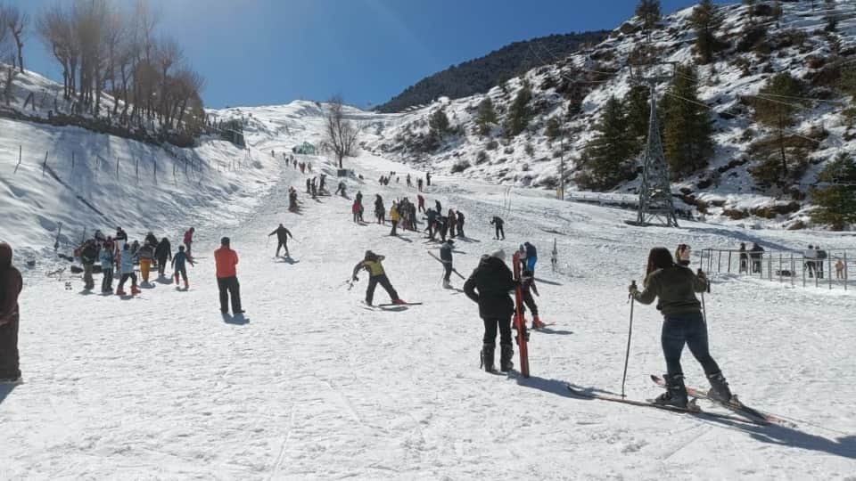 Uttarakhand Weather Auli Become More Beautiful after Snowfall shines like silver artificial lake has also froz