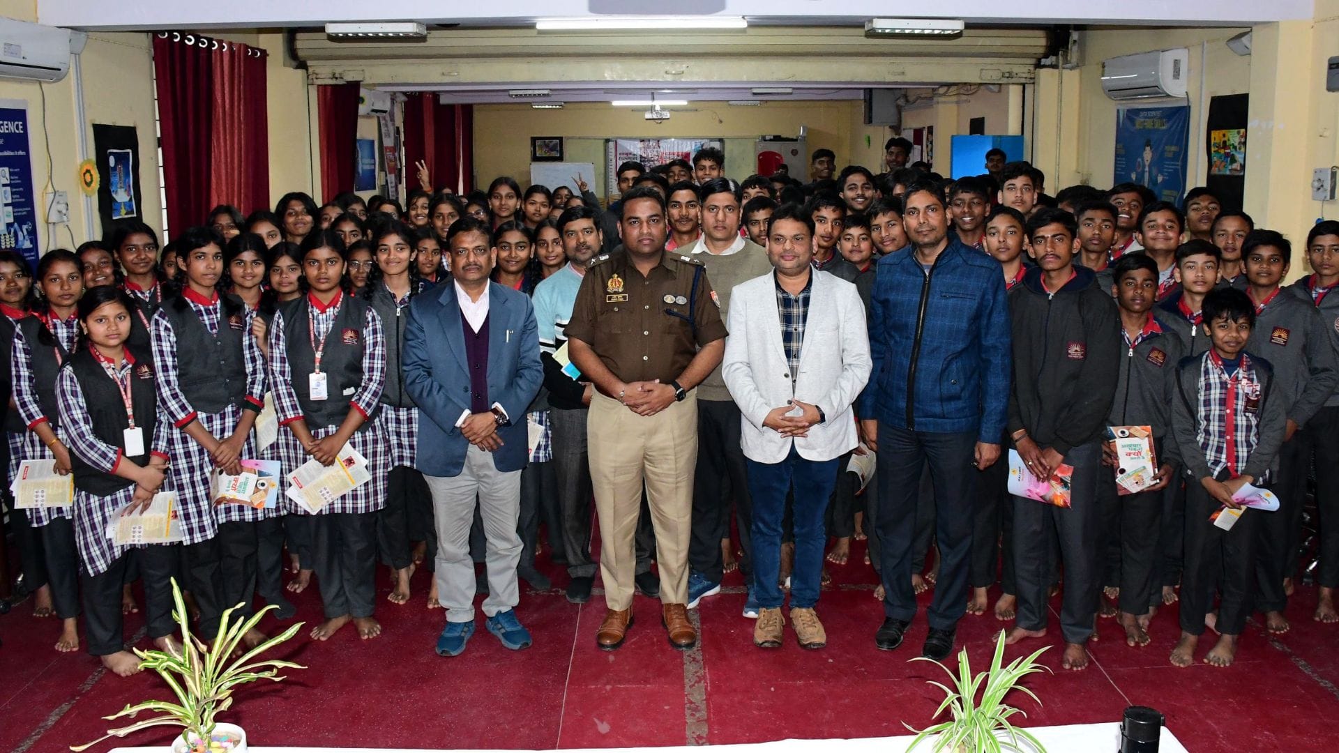 पुलिस की पाठशाला में छात्रों के साथ डीसीपी प्रमोद कुमार