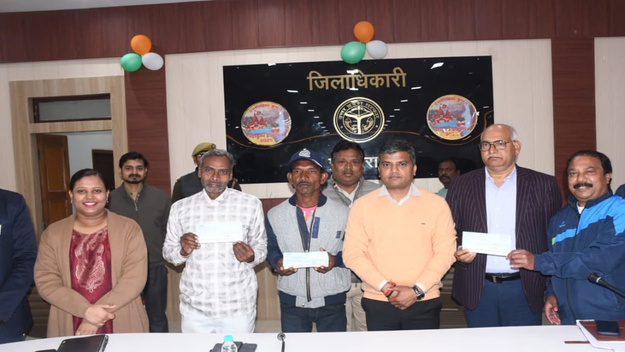 DM gave a reward of Rs 1 lakh each to those who rescued the pilots safely from the plane.