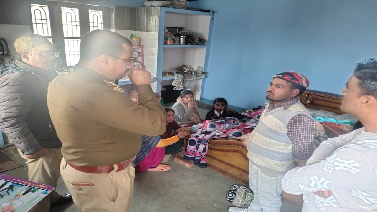 परिजनों से पूछताछ करती पुलिस