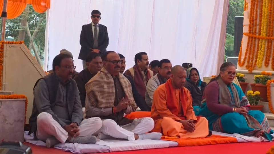 'रघुपति राघव राजाराम...' का मनन करते सीएम, डिप्टी सीएम, मेयर व अन्य।