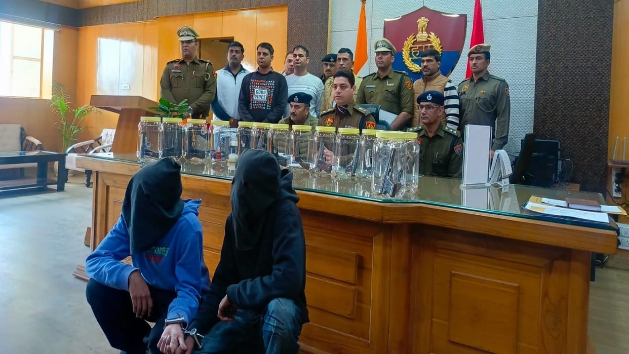 Bhau gang is planning a major crime in Rohtak, and has procured weapons from the Binder Gurjar gang of Karnal