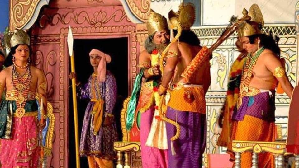 रामलीला का मंचन करते कलाकार।