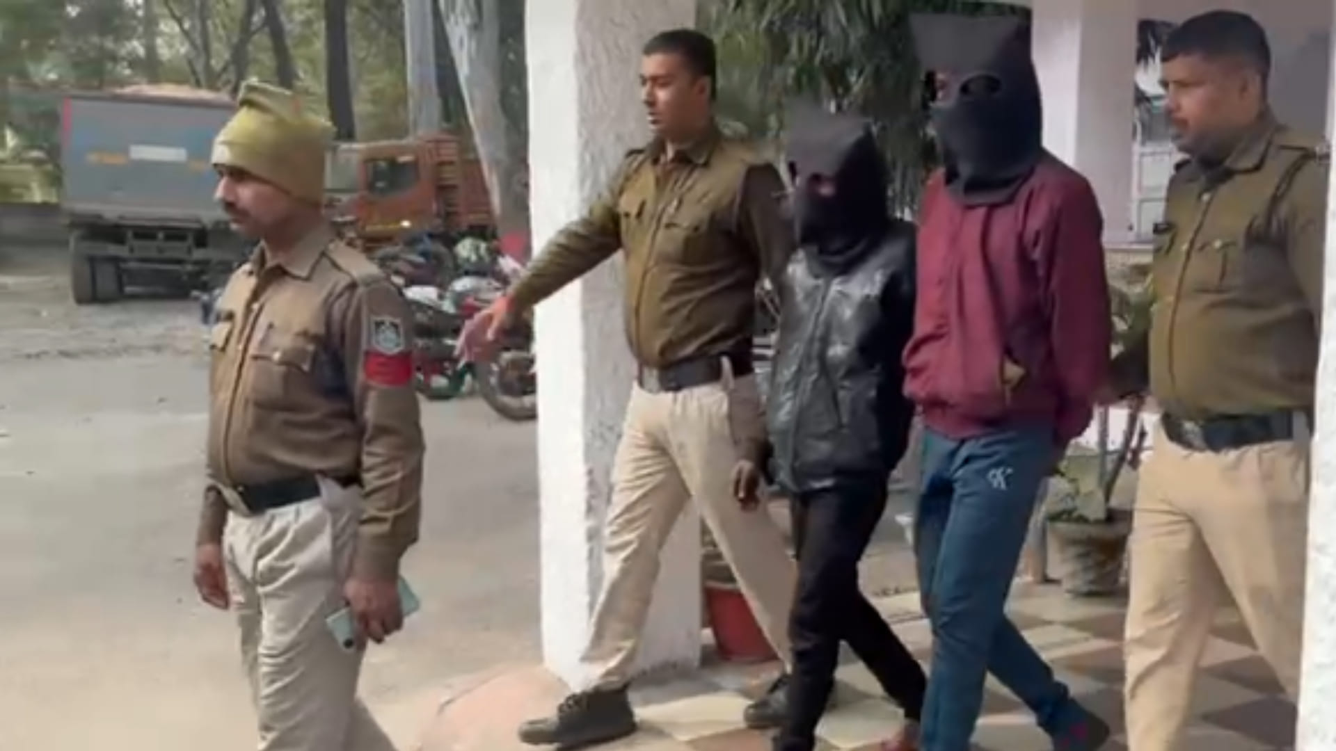 सीआईएसएफ जवान पर हमला करने वाले दो आरोपी पुलिस के हत्थे चढ़ गए हैं।