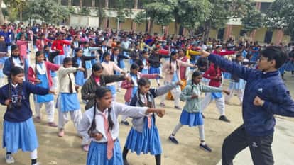 Amar Ujala Aparajita: 800 girls given self-defense training in varanasi