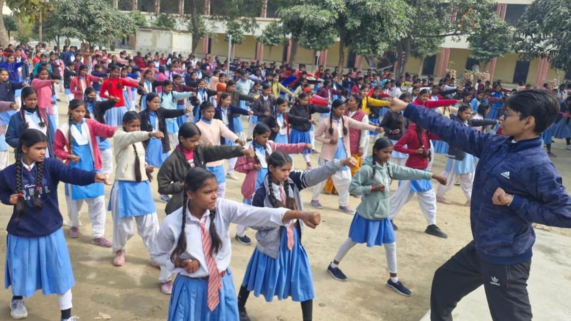 सरदार पटेल इंटर कॉलेज बढ़ैनी में सेल्फ डिफेंस कैंप में शामिल छात्राएं