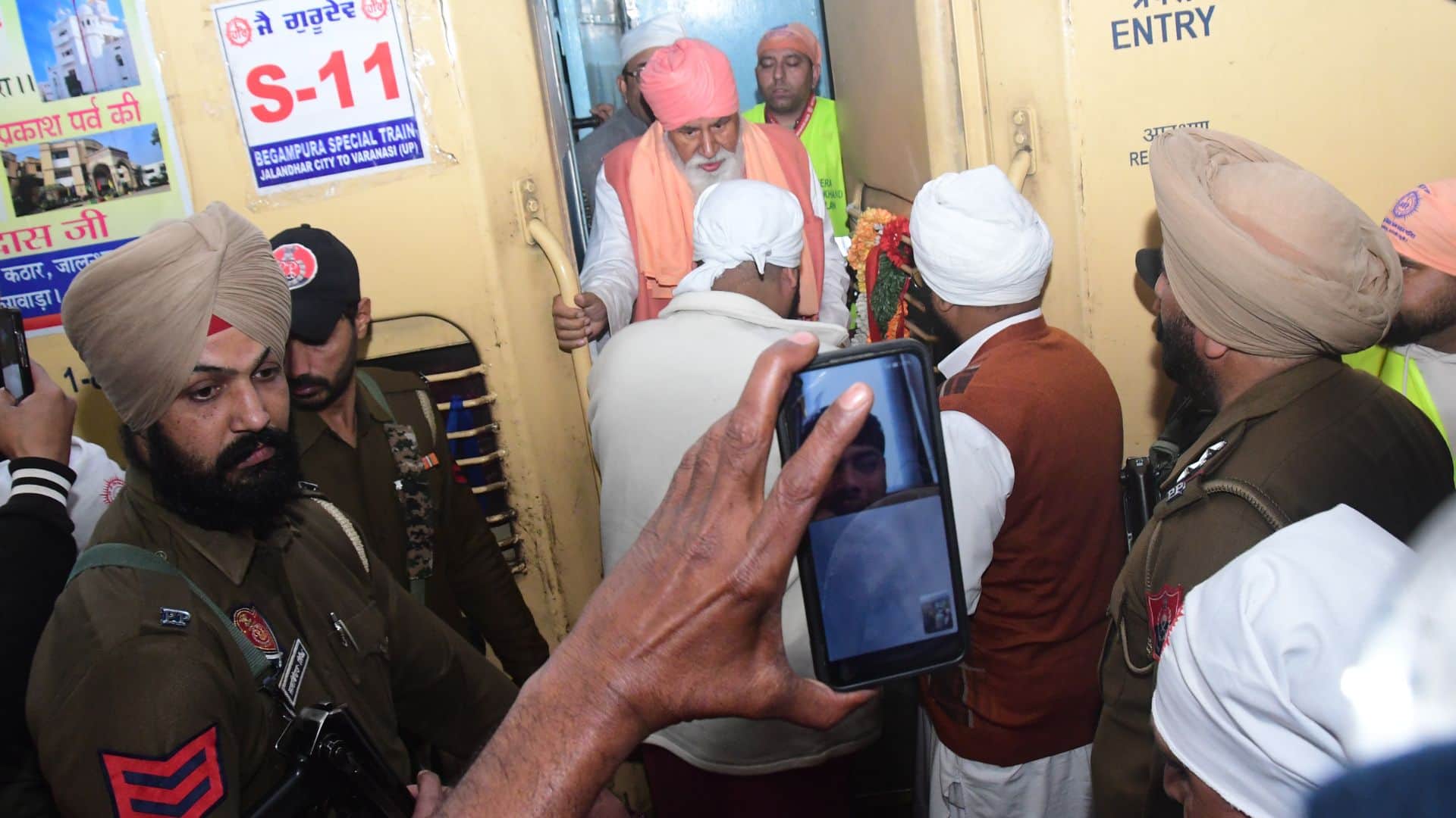 Ravidas Jayanti Sant Niranjan Das arrived at kashi Jai Gurudev-Tan Gurudev resonated Italy attended