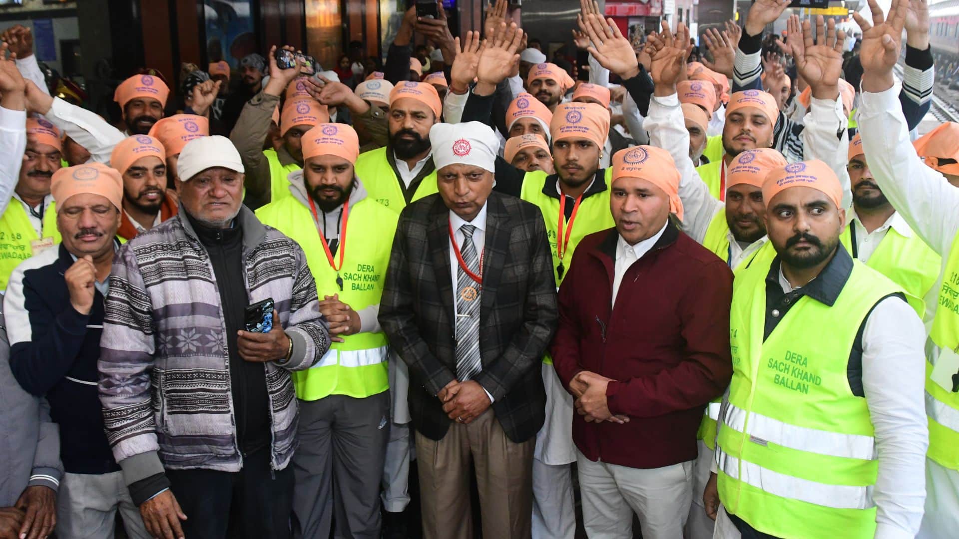 Ravidas Jayanti Sant Niranjan Das arrived at kashi Jai Gurudev-Tan Gurudev resonated Italy attended