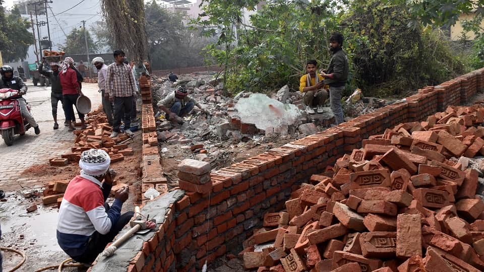 स्वर्ण जयंती नगर में एडीए द्वारा मुक्त कराई गई जमीन पर निर्माण करते मजदूर