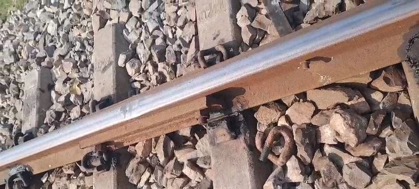 clips removed from tracks on Indara-Bhatni railway line investigating agencies also arrived in ballia